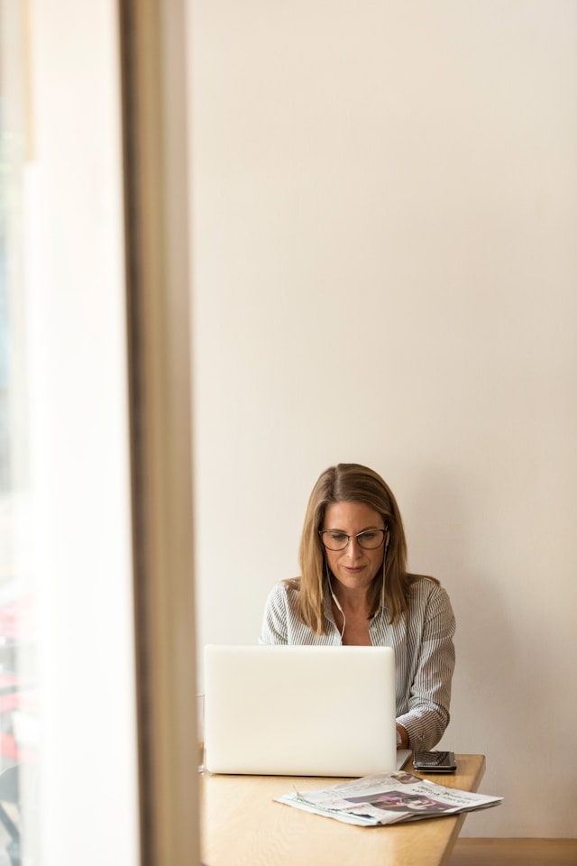 Automated Online Shop Frau mit Laptop