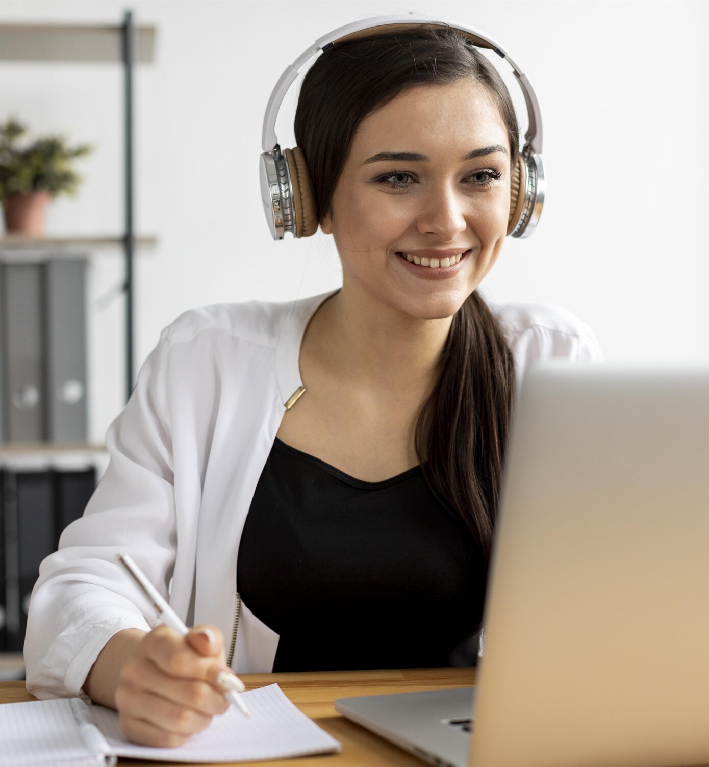 woman webinar notes hochformat - kompressed woman webinar notes hochformat - kompressed
